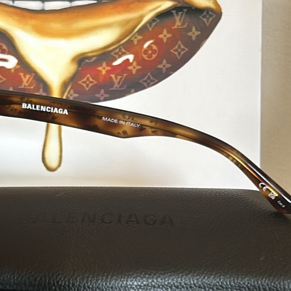 Authentic Balenciaga Sunglasses New with Case - Picture 4 of 9